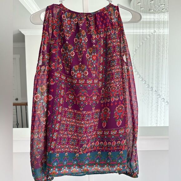 1.State Printed cold shoulder top - Picture 4 of 5